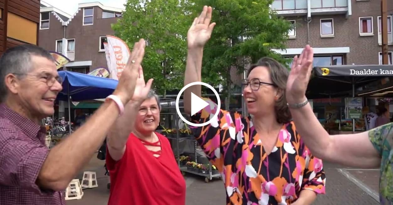 video Teken Cirkel kaarten uitdelen op straat